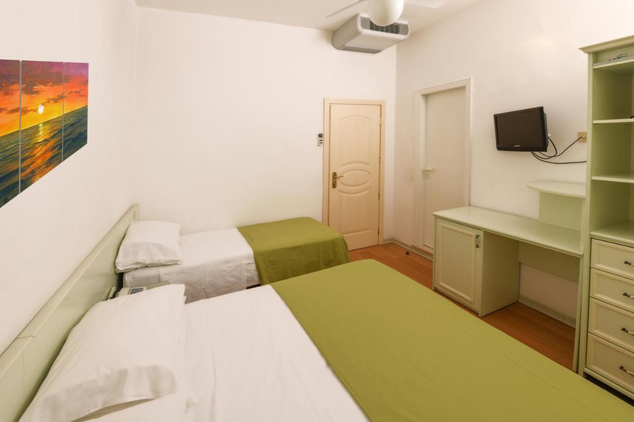 Hotel La Rosa Католика Екстериор снимка