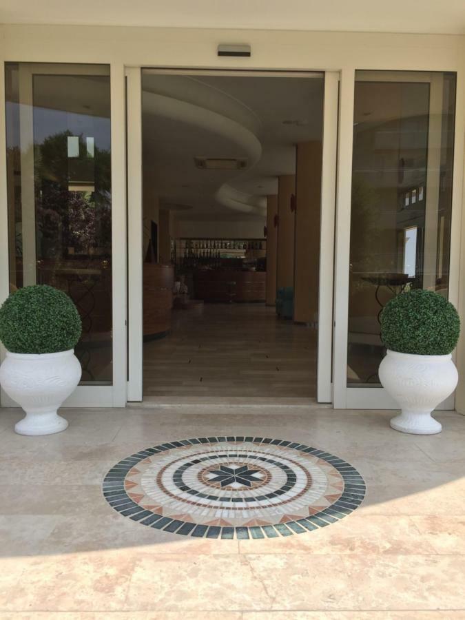 Hotel La Rosa Католика Екстериор снимка