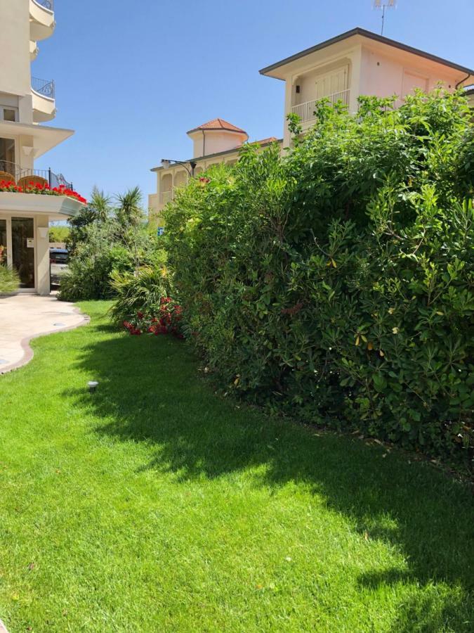 Hotel La Rosa Католика Екстериор снимка